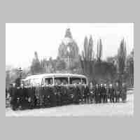 094-0065 Die Teilnehmer eines Schneiderkurses am 28. Maerz 1936 auf einem Ausflug nach Hannover. Im Hintergrund das Rathaus von Hannover.jpg